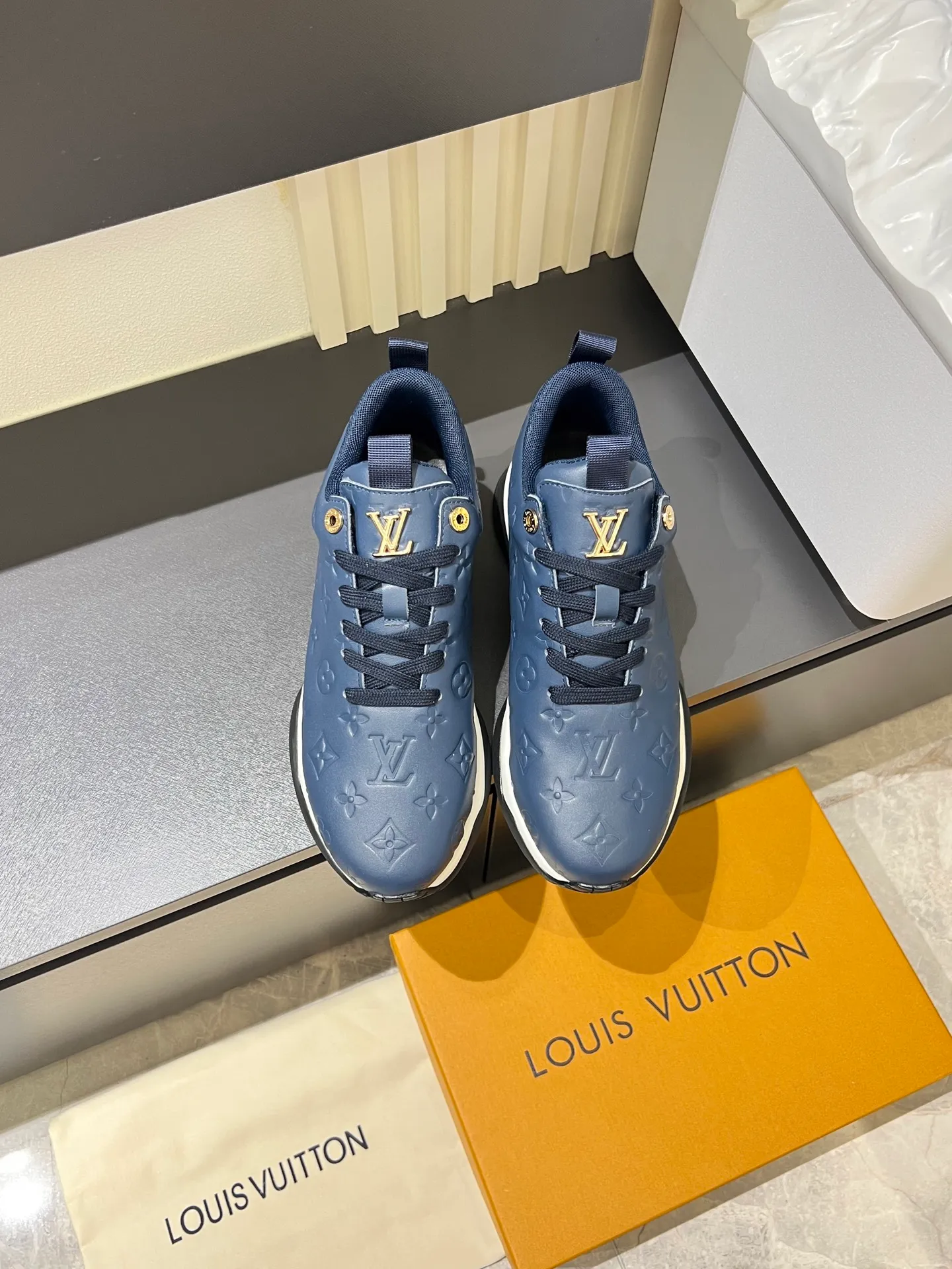 p520 "LOUI* VUITTO*" popular men's casual shoes, genuine development in Italy💯purchasing level quality✔️The upper is made of first-layer cowhide, comfortable and soft sheepskin feet⚡️Fashionable and versatile, the toe last shape is firm and full, and the soles are made from original LV molds and can be freely entered and exited the counter. Light and comfortable on the feet~Purely handmade, details determine quality! Size:39-44!